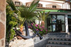 Hotel MARINELLA parking wi-fi spiaggia attrezzata的门面或入口