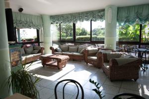 Hotel MARINELLA parking wi-fi spiaggia attrezzata的休息区