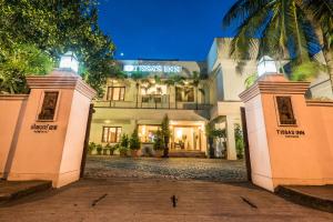 un gran edificio blanco con dos puertas delante en Tissa's Inn, en Kochi