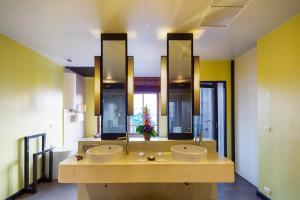 Ein Badezimmer in der Unterkunft Apsara Beachfront Resort & Villa - SHA Extra Plus