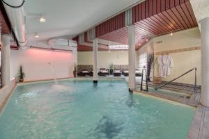 a large pool of water in a building at Hotel-Restaurant Früchtl in Zandt