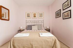 Un pat sau paturi într-o cameră la Apartamento Jardin de Santa Paula