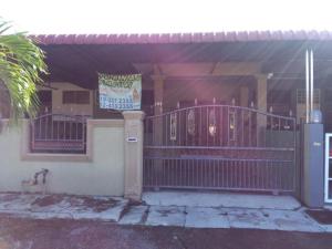 a front gate of a house with a sign on it at Deenaz Utara Homestay in Alor Setar