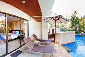 Der Swimmingpool an oder in der Nähe von Apsara Beachfront Resort & Villa - SHA Extra Plus