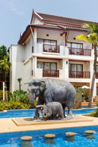 Der Swimmingpool an oder in der Nähe von Apsara Beachfront Resort & Villa - SHA Extra Plus