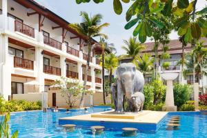 Der Swimmingpool an oder in der Nähe von Apsara Beachfront Resort & Villa - SHA Extra Plus
