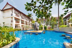 Der Swimmingpool an oder in der Nähe von Apsara Beachfront Resort & Villa - SHA Extra Plus