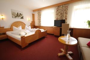 Posteľ alebo postele v izbe v ubytovaní Hotel Gasthof Neuner