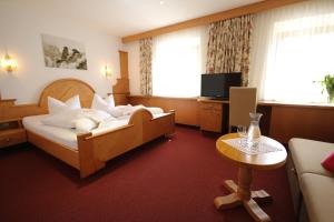 
Ein Bett oder Betten in einem Zimmer der Unterkunft Hotel Gasthof Neuner
