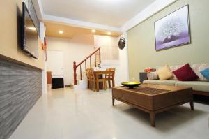 ein Wohnzimmer mit Sofa und Tisch in der Unterkunft Hilarity B&B in Hualien