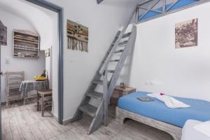 Кровать или кровати в номере Maryloujohn Villas Oia +201 фотография