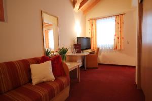 Μια τηλεόραση ή/και κέντρο ψυχαγωγίας στο Hotel Gasthof Neuner