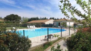 una piscina con una valla alrededor en VVF Méjannes Gard, en Méjannes-le-Clap