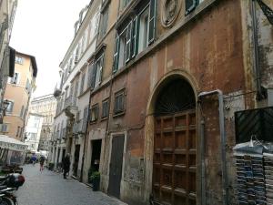 ローマにあるNavona Flat di Elena & Paolaの通りに木の扉のある古い建物