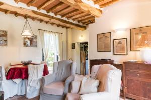 uma sala de estar com duas cadeiras e uma mesa em Le Civette e L'Upùpa Country Houses em San Quirico di Moriano