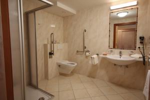 Ένα μπάνιο στο Hotel Gasthof Neuner