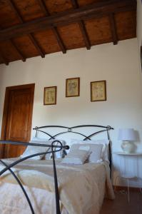 1 dormitorio con cama y techo de madera en Casa Sorgente, en Montefiascone
