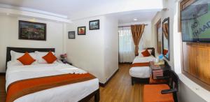 מיטה או מיטות בחדר ב-Hotel Himalayan Oasis