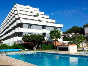 a building with a swimming pool in front of a building at Aparto Residence Galetamar in Calpe