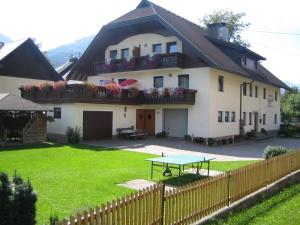 a house with a table in a yard at Ferienwohnung Plozner in Rattendorf