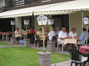 Strass im AttergauにあるGasthof Strobl Waldfrieden Garniの屋外レストランの席