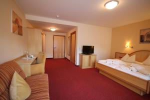 Ένα ή περισσότερα κρεβάτια σε δωμάτιο στο Hotel Gasthof Neuner