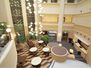 una vista aérea de un vestíbulo con mesas y sillas en APA Hotel Fukuoka Watanabe Dori EXCELLENT, en Fukuoka