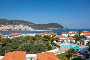 vista aerea di un resort con piscina di Maistros Suites - Péra a Skopelos Town