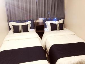 Postel nebo postele na pokoji v ubytování Seasons Hotel