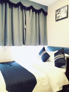 Postel nebo postele na pokoji v ubytování Seasons Hotel