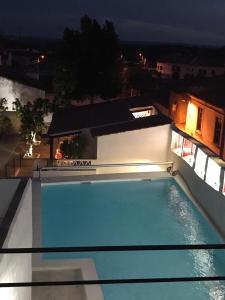 - une piscine au-dessus d'un bâtiment la nuit dans l'établissement Alandroal Guest House, Hotel, à Alandroal