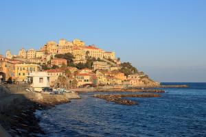 Imagen de la galería de Casa Carducci - Spacious historical home close to the beach, en Imperia