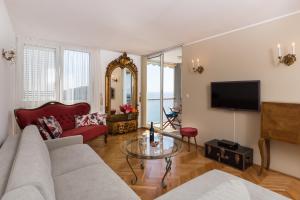sala de estar con sofá y TV en Love Affair Apartment, en Dubrovnik