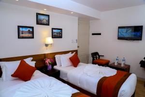 מיטה או מיטות בחדר ב-Hotel Himalayan Oasis