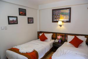 מיטה או מיטות בחדר ב-Hotel Himalayan Oasis