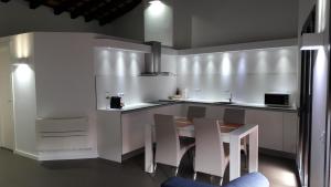 A kitchen or kitchenette at Apartaments y Habitacions Entre Volcans
