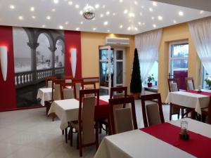 Reštaurácia alebo iné gastronomické zariadenie v ubytovaní Hawana Pensjonat & SPA