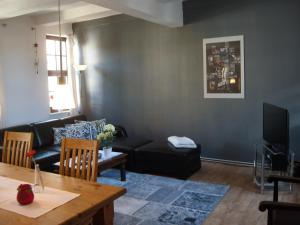 a living room with a couch and a table at Ferienwohnungen Marktstrasse 15 in Quedlinburg