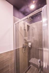 una ducha con puerta de cristal en un baño en Weidner Apartments, en Sibiu 25 fotos más