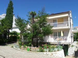 a house with a garden in front of it at Apartment Nadica in Punat