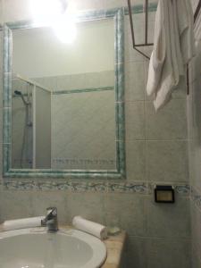 Bathroom sa Hotel Tempio di Apollo