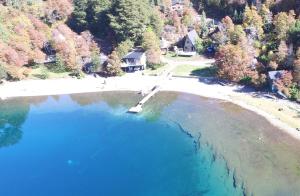 莫凯韦搜索公寓式酒店的房屋旁湖泊的空中景致