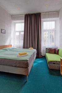 捷克布傑約維采的住宿－沃卡酒店，一间卧室设有两张床和两个窗户。