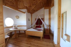 Un dormitorio con una cama y una mesa. en Maison Blanche Ecohousе, en Mytnitsa