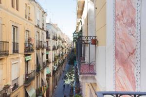 バルセロナにあるCanela Homes BARCELONA MACBAの二棟の間の路地の眺め