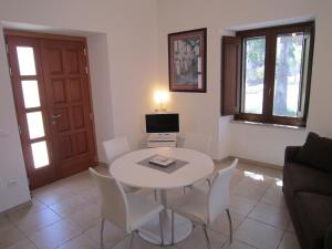 uma sala de estar com uma mesa branca e cadeiras em Majella Garden, Rapino em Rapino