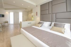 Televízia a/alebo spoločenská miestnosť v ubytovaní Hotel Villa Garuti