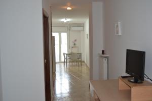 Televízia a/alebo spoločenská miestnosť v ubytovaní Apartments Figueres