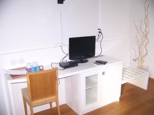 Televízia a/alebo spoločenská miestnosť v ubytovaní Villa Rigo Panzió