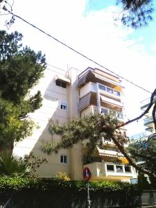 アテネにあるHalandri Business Ready Apartmentの白い高い建物の前に木々